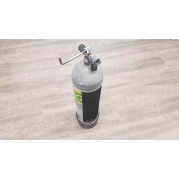 Cylindre de plongée recyclé en porte papier de toilette